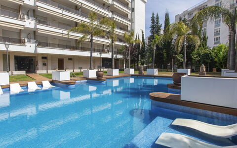 Punta Garbí: Costruzione, Acqua, Pianta, Piscina, Cielo, Azzurro, Shade, Interior Design, Mobili Da Esterno, Albero