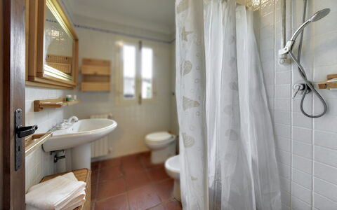 Villa Palma: Bagno, Camera, Proprietà, Tenda, Interior Design, Pavimento, Parete, Costruzione, Finestra Trattamento, Idraulico Fixture