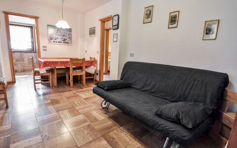 Canazei 540: Proprietà, Camera, Mobilia, Pavimento, Soggiorno, Costruzione, Immobiliare, Casa, Interior Design, Latifoglie