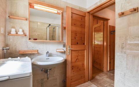 Canazei 540: Bagno, Camera, Proprietà, Mobiletto Del Bagno, Interior Design, Costruzione, Mobilia, Piastrella, Immobiliare, Bagno Accessorio