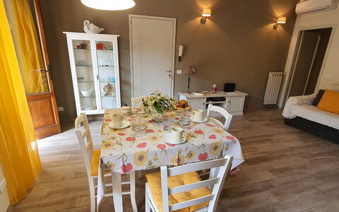 Musetta: Tavolo, Mobilia, Cibo, Legna, Sedia, Divano, Illuminazione, Arancia, Interior Design, Decorazione