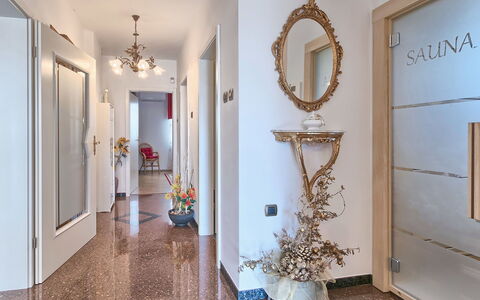 Mirjana: Bianca, Proprietà, Camera, Blu, Interior Design, Illuminazione, Pavimento, Parete, Costruzione, Casa