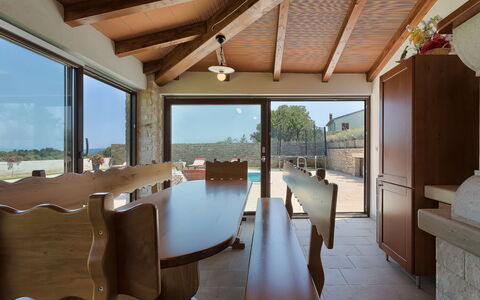Mirjana: Proprietà, Cielo, Finestra, Shade, Interior Design, Legna, Illuminazione, Architettura, Fascio, Pianta
