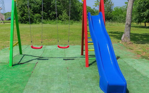 Mirjana: Cielo, Pianta, Albero, Ricreazione All'Aperto, Terreno Di Gioco, Scivolo, Erba, Spazio Pubblico, Woody Impianto, Tempo Libero