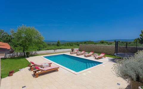 Mirjana: Pianta, Cielo, Piscina, Rettangolo, Costruzione, Mobili Da Esterno, Acqua, Shade, Urban Design, Albero