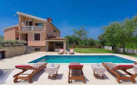 Mirjana: Pianta, Cielo, Acqua, Proprietà, Piscina, Mobilia, Costruzione, Mobili Da Esterno, Albero, Interior Design