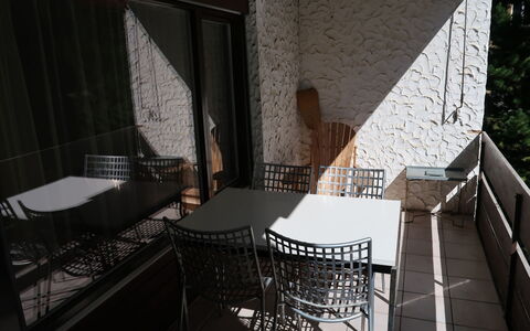 Rustica: Proprietà, Costruzione, Sedia, Interior Design, Tavolo, Pavimento, Pavimentazione, Legna, Materiale Composito, Urban Design