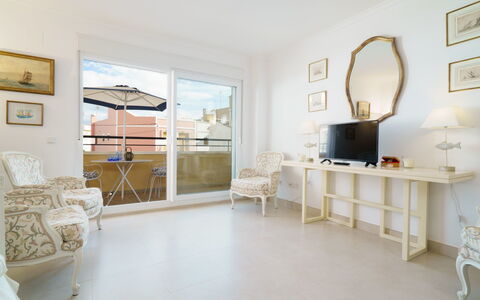 Nova Soberana: Mobilia, Proprietà, Tavolo, Bianca, Specchio, Cornice, Interior Design, Legna, Pavimento, Controsoffitto