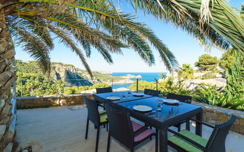 Solymar: Tavolo, Cielo, Acqua, Mobilia, Pianta, Botanica, Azzurro, Località Balneare, Tavolo Esterno, Albero
