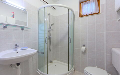 Golf Tee: Bagno, Proprietà, Camera, Idraulico Fixture, Architettura, Interior Design, Piastrella, Doccia Porta, Rubinetto, Immobiliare