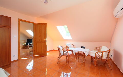 Golf Tee: Camera, Proprietà, Pavimento, Costruzione, Mobilia, Casa, Interior Design, Immobiliare, Pavimento In Legno, Soffitto