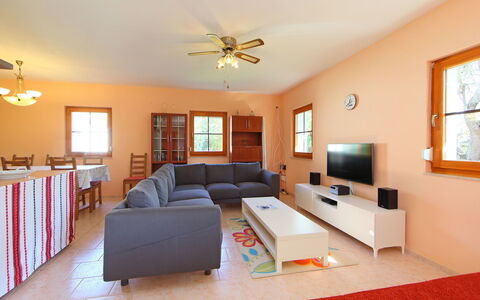 Golf Tee: Camera, Proprietà, Mobilia, Soggiorno, Costruzione, Interior Design, Pavimento, Soffitto, Casa, Immobiliare