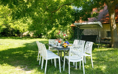 Golf Tee: Pianta, Mobilia, Tavolo, Sedia, Paesaggio Naturale, Mobili Da Esterno, Albero, Shade, Tavolo Esterno, Erba