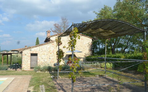 Villa Cafaggiola: Proprietà, Casa, Immobiliare, Botanica, Architettura, Albero, Costruzione, Cielo, Area Rurale, Casa