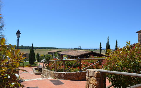 Borgo Casa Di Lappi: Proprietà, Cielo, Immobiliare, Casa, Vacanza, Botanica, Costruzione, Tetto, Albero, Casa