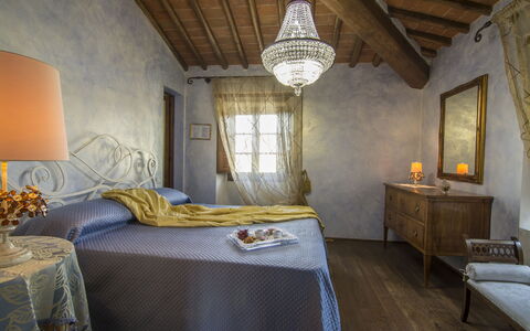 Villa Del Monte: Camera, Mobilia, Camera Da Letto, Letto, Proprietà, Interior Design, Costruzione, Lenzuolo, Soffitto, Parete