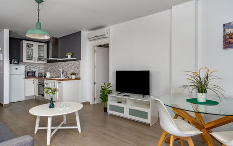 Duquesa de España: Tavolo, Mobilia, Proprietà, Pianta, Verde, Divano, Legna, Interior Design, Pianta Della Casa, Pavimento