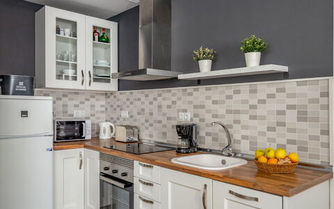Duquesa de España: Cabinetry, Controsoffitto, Proprietà, Lavello, Bianca, Pianta, Cucina Stufa, Costruzione, Cucina, Interior Design