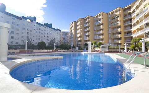 Calpe Calp 881: Acqua, Costruzione, Cielo, Giorno, Proprietà, Finestra, Azzurro, Piscina, Nube, Pianta