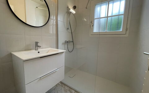 Les Grillons: Pavimentazione, Pavimento, Interior Design, Idraulico Fixture, Bagno, Idraulico, Mobiletto Del Bagno, Piastrella, Materiale Composito, Camera