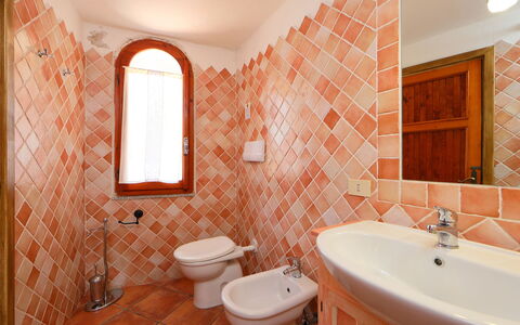 Isola Rossa 700: Bagno, Camera, Proprietà, Parete, Piastrella, Interior Design, Pavimento, Immobiliare, Costruzione, Casa