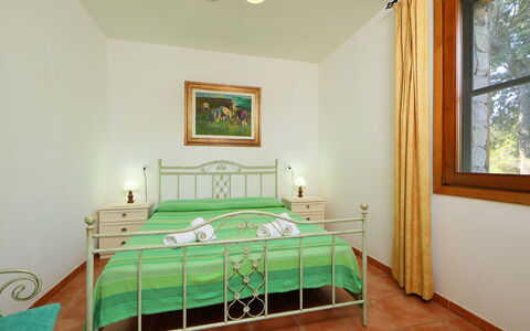 Petra Rossa: Camera Da Letto, Camera, Mobilia, Proprietà, Letto, Soffitto, Telaio Del Letto, Pavimento, Interior Design, Verde