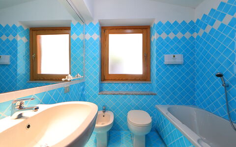 Matì: Bagno, Camera, Turchese, Blu, Proprietà, Piastrella, Idraulico Fixture, Interior Design, Aqua, Azzurro