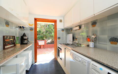 Terre Rare: Proprietà, Camera, Controsoffitto, Cucina, Costruzione, Mobilia, Interior Design, Cabinetry, Casa, Immobiliare