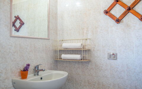 Flamingo: Specchio, Rubinetto, Idraulico Fixture, Lavandino Del Bagno, Proprietà, Lavello, Bagno, Azzurro, Viola, Interior Design