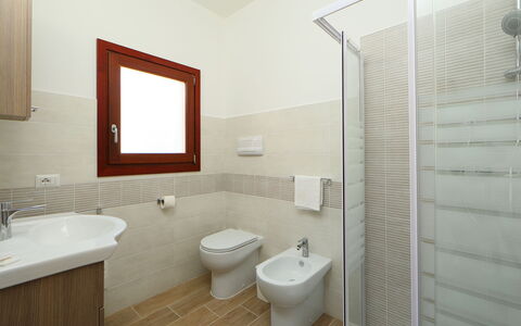 Panorama 2: Bagno, Camera, Proprietà, Interior Design, Piastrella, Immobiliare, Architettura, Pavimento, Bagno Accessorio, Costruzione