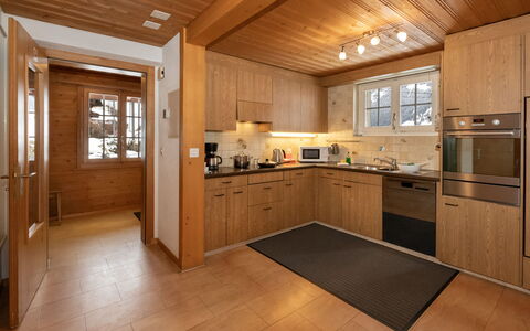 Chalet Reinhysi: Cucina, Legna, Pavimentazione, Controsoffitto, Interior Design, Soffitto, Mobilia, Cabinetry, Pavimento, Casa