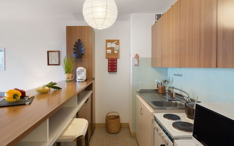 Bruyères A32: Interior Design, Mobilia, Pavimentazione, Legna, Controsoffitto, Soffitto, Pavimento, Lampada, Cucina, Camera