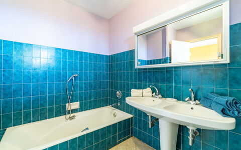 Mont des Roses: Specchio, Rubinetto, Idraulico Fixture, Lavello, Lavandino Del Bagno, Bagno, Blu, Viola, Costruzione