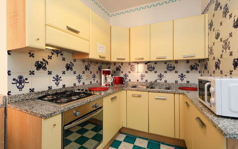 Bouganville: Proprietà, Camera, Cucina, Cabinetry, Immobiliare, Interior Design, Piastrella, Mobilia, Controsoffitto, Giallo