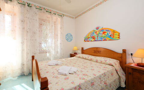 Bouganville: Camera Da Letto, Letto, Camera, Mobilia, Proprietà, Lenzuolo, Bedding, Telaio Del Letto, Interior Design, Parete