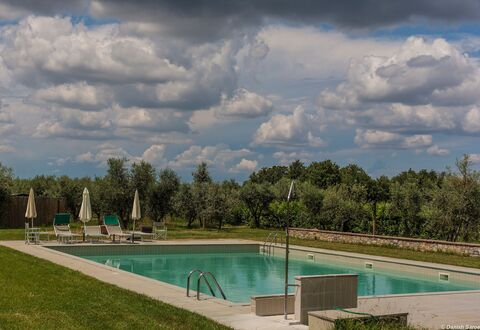 Agriturismo La Papessa: Acqua, Nube, Cielo, Pianta, Albero, Azzurro, Piscina, Paesaggio Naturale, Lotto, Shade