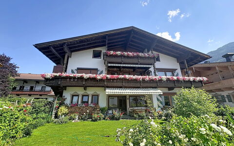 Aschau im Zillertal 485: Casa, Casa, Giardino, Villetta, Estate, Cortile, Balcone, Landscaping, Hacienda, Villa