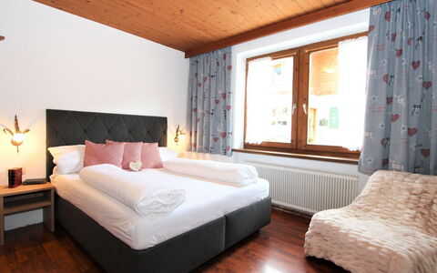 Aschau im Zillertal 485: Camera Da Letto, Mobilia, Letto, Camera, Interior Design, Proprietà, Materasso, Lenzuolo, Telaio Del Letto, Bedding