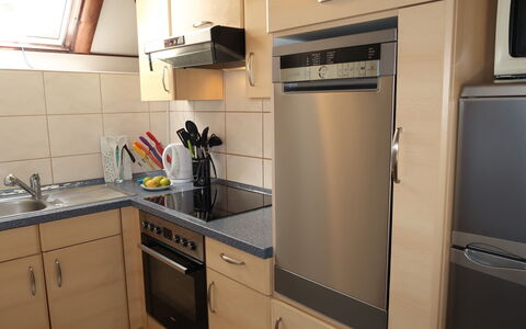 Frielendorf 200: Cabinetry, Lavandino Della Cucina, Controsoffitto, Lavello, Proprietà, Cucina Stufa, Cucina, Rubinetto, Elettrodomestico Da Cucina, Interior Design
