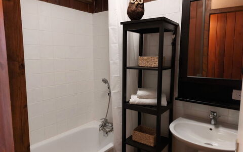Saint Gervais 650: Marrone, Lavello, Proprietà, Rubinetto, Idraulico Fixture, Costruzione, Lavandino Del Bagno, Bagno, Specchio, Interior Design