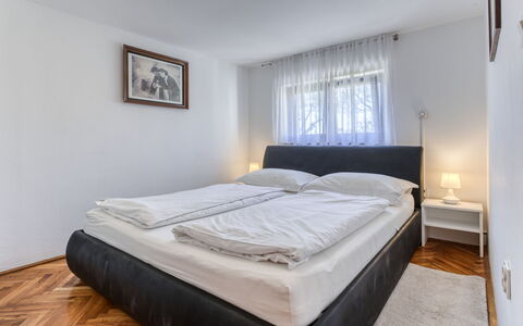 Albaneze: Letto, Camera Da Letto, Interior Design, Lenzuolo, Bedding, Mobilia, Camera, Pavimento, Telaio Del Letto, Casa