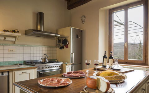 Villa Le Caggia: Controsoffitto, Camera, Cucina, Proprietà, Mobilia, Interior Design, Cabinetry, Costruzione, Casa, Pavimento