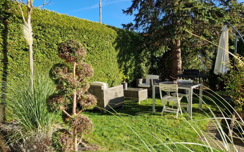 Appartement - Beau-Séjour: Verde, Arbusto, Giardino, Groundcover, Woody Impianto, Hedge, Landscaping, Cortile, Shade, Sempreverde