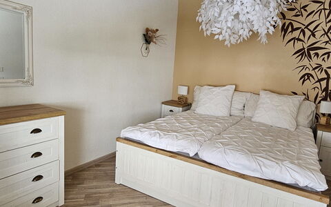Appartement - Beau-Séjour: Mobilia, Letto, Interior Design, Camera Da Letto, Bedding, Pavimento, Legna, Pavimentazione, Lenzuolo, Camera