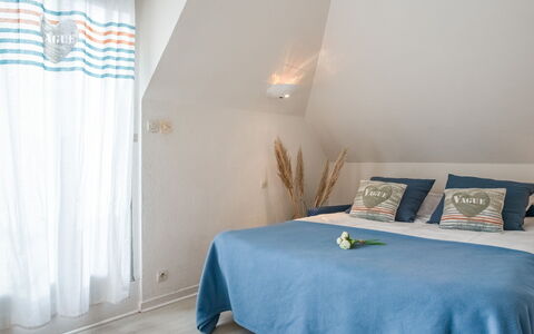 Carnac 181: Camera Da Letto, Letto, Camera, Mobilia, Proprietà, Lenzuolo, Interior Design, Blu, Parete, Bedding