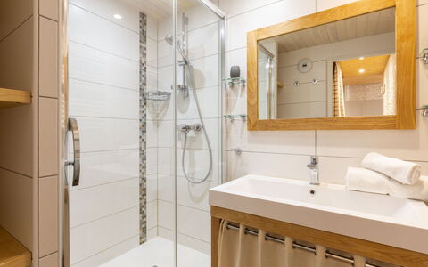 Tignes 392: Specchio, Idraulico Fixture, Rubinetto, Proprietà, Lavello, Bagno, Doccia Porta, Doccia, Lavandino Del Bagno
