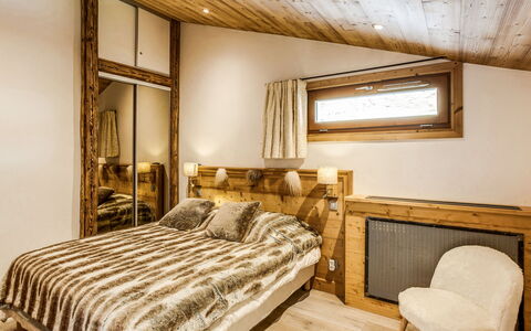 Tignes 392: Camera Da Letto, Mobilia, Letto, Camera, Lenzuolo, Interior Design, Telaio Del Letto, Proprietà, Bedding, Soffitto