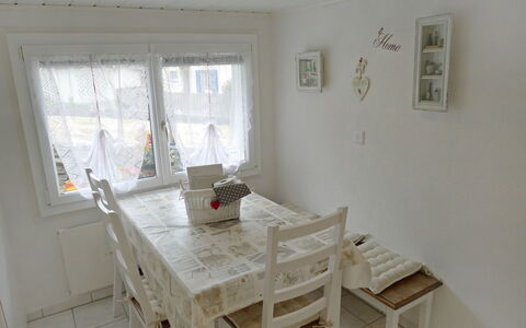 Marilyn: Camera, Proprietà, Mobilia, Pavimento, Interior Design, Tavolo, Costruzione, Parete, Casa, Finestra