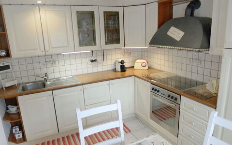 Marilyn: Proprietà, Camera, Controsoffitto, Cucina, Mobilia, Piastrella, Cabinetry, Pavimento, Casa, Costruzione