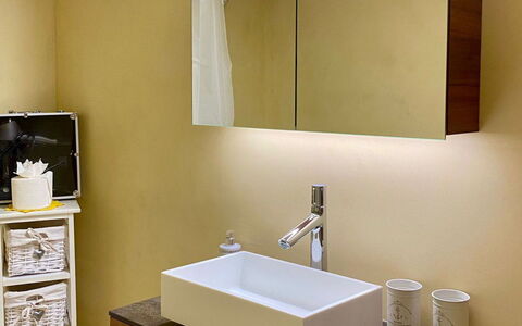 Marilyn: Specchio, Rubinetto, Lavandino Del Bagno, Lavello, Idraulico Fixture, Cabinetry, Costruzione, Bagno, Legna, Pavimentazione